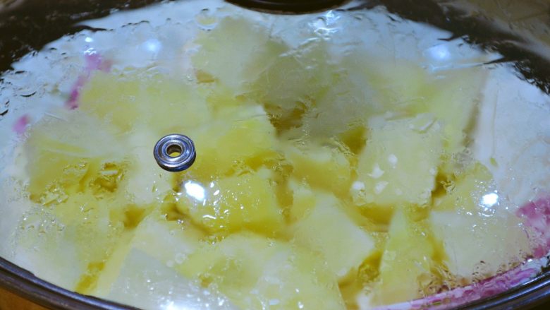 【土豆小丸子】土豆还可以这样做!,放入蒸屉,隔水蒸熟备用。