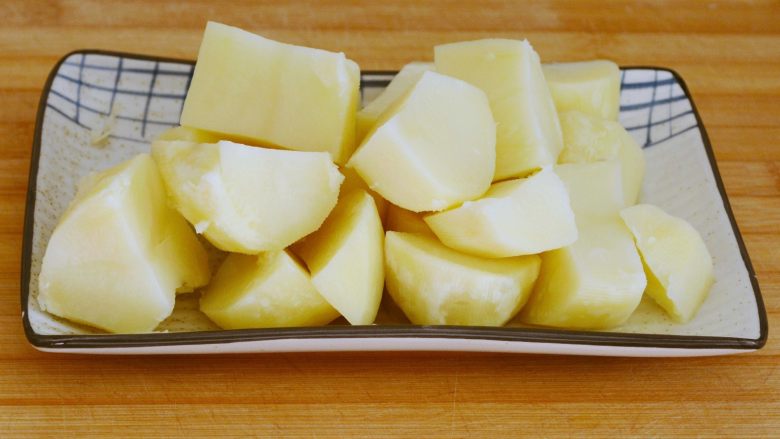【土豆小丸子】土豆还可以这样做!,用一根筷子能够轻松的扎透就是熟了...
