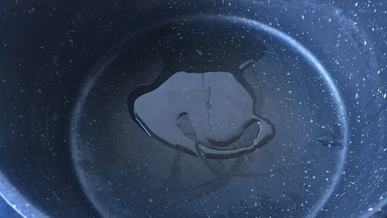 香菇栗子炖鸡,锅里倒少许的油