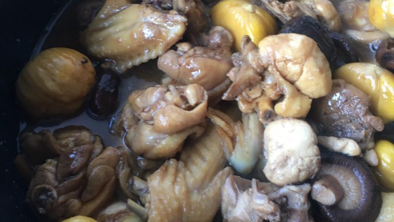 香菇栗子炖鸡,等上色均匀后倒入开水,差不多浸没鸡块