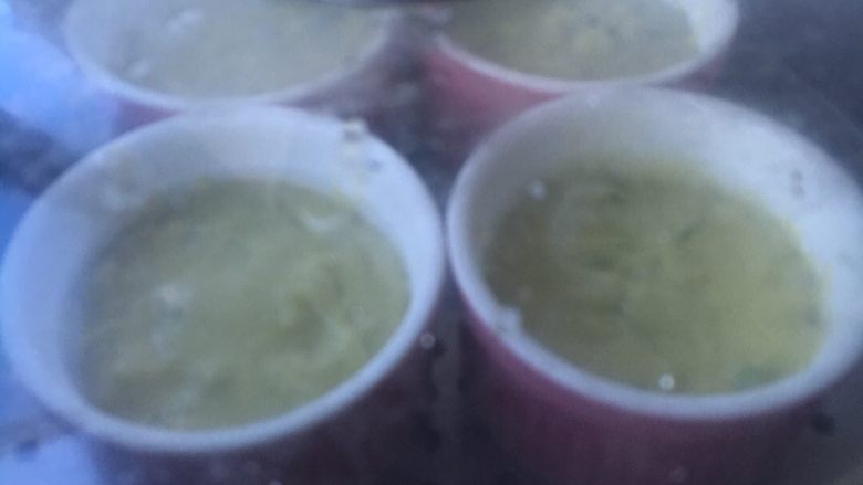 牛油果虾仁蒸蛋糕,大火烧开后入锅蒸15分钟左右,焖5分钟即可