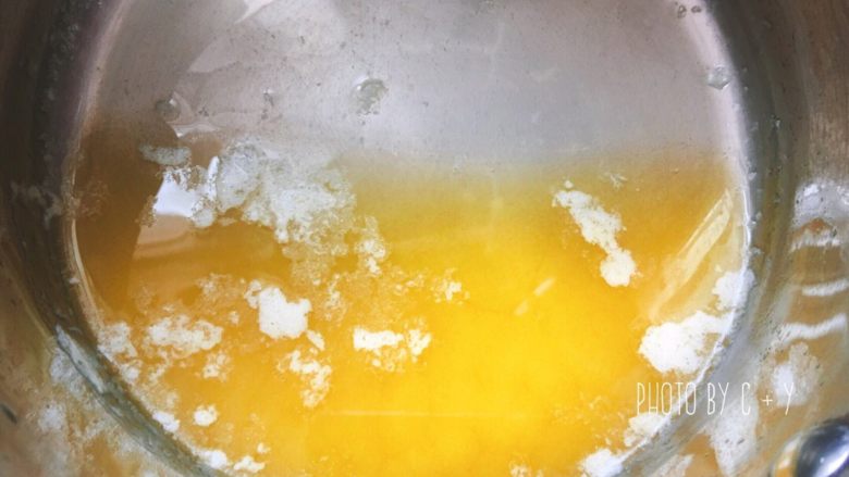 可能是小盆友最喜欢吃的甜点——费南雪,置于冷水中,使黄油快速冷却。