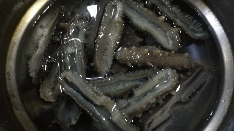 海参小米粥,泡发后,去除海参内脏并消洗。