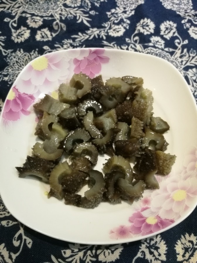 海参小米粥,把海参切成2厘米小段或切成丝,待用。