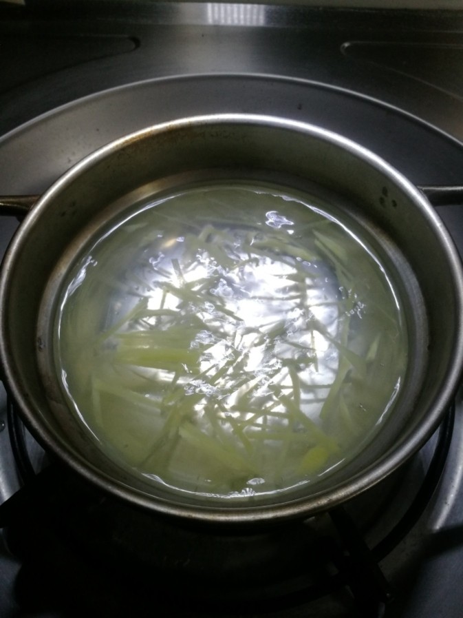 海参小米粥,姜丝倒入煮5分钟,让姜汁煮匀。
