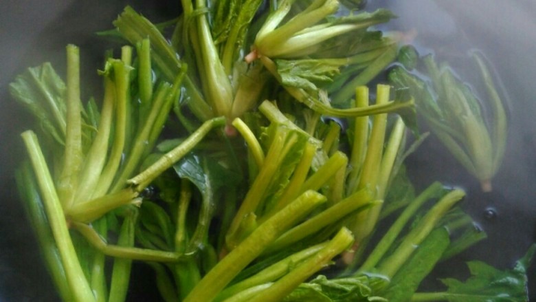 炝拌菠菜,用开水焯一下    