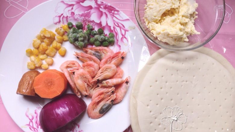 自制披萨--火腿虾蔬菜,准备材料如图。