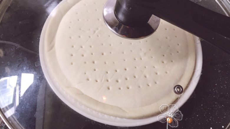 自制披萨--火腿虾蔬菜,饼上锅蒸热。