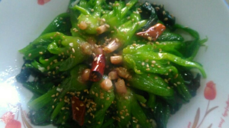 炝拌菠菜,拌匀装盘