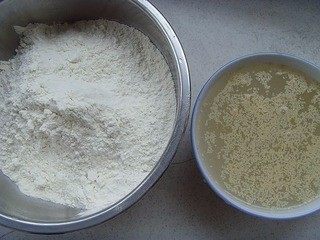 美味包子~,酵母溶于温水中,静置5分钟备用
