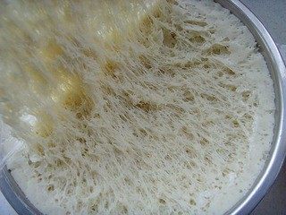 美味包子~,面粉加入酵母水和成软面团,包上保鲜膜发酵至原来的1.5倍到2倍大,呈现蜂窝状;用手轻轻将面团挤压排除气泡