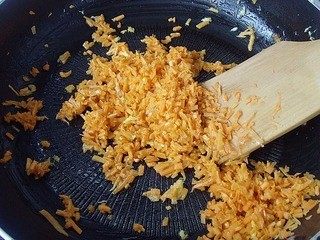 美味包子~,锅置火上少许油烧热,将胡萝卜煸炒出红油