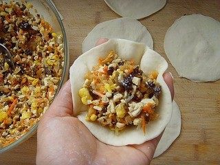 美味包子~,把松弛好的面团再揉几下,切成剂子,擀成大包子皮包入馅料