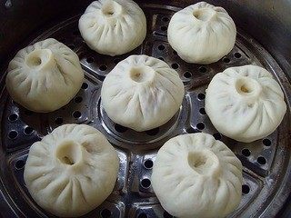 美味包子~,将包子生坯摆放蒸锅,再发酵约10-20分钟,开火蒸