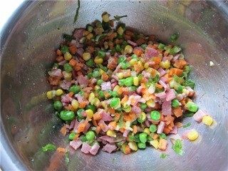 三宝玉米饼,下手,稍用力抓拌均匀