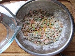 三宝玉米饼,加入适量清水,少量多次,边加边拌匀