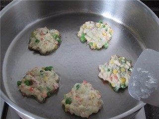 三宝玉米饼,烧热平底锅,加入适量食用油,将面糊舀入锅中,摊成小饼