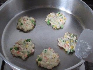 三宝玉米饼,烧热平底锅，加入适量食用油，将面糊舀入锅中，摊成小饼