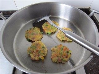 三宝玉米饼,中小火,煎至两面金黄,即可