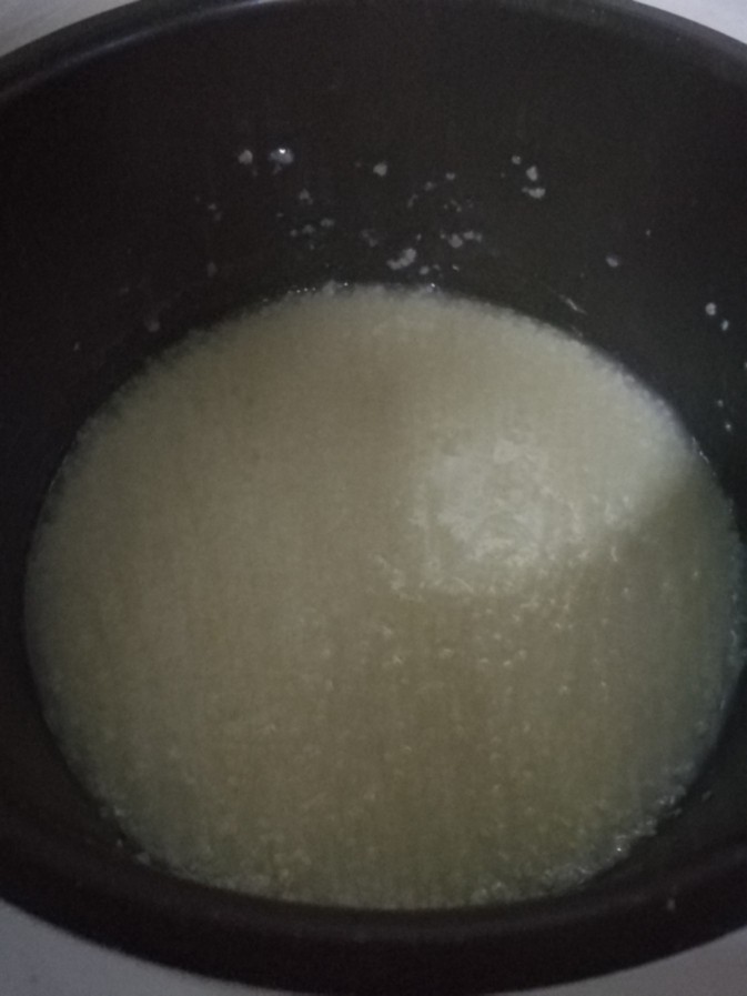海参小米粥,1小时后,小米粥基本煮好。