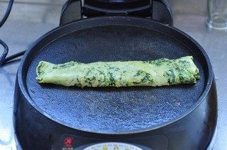 菠菜鸡蛋卷,卷好后再等一会就可以了。(我后来想要是反过来卷会更好看,下次试试)