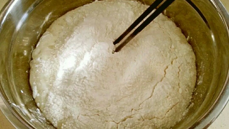 懒人快手馒头,3、把面粉B撒到盆里,又随便你用什么搅,先把面搅成绵絮状。