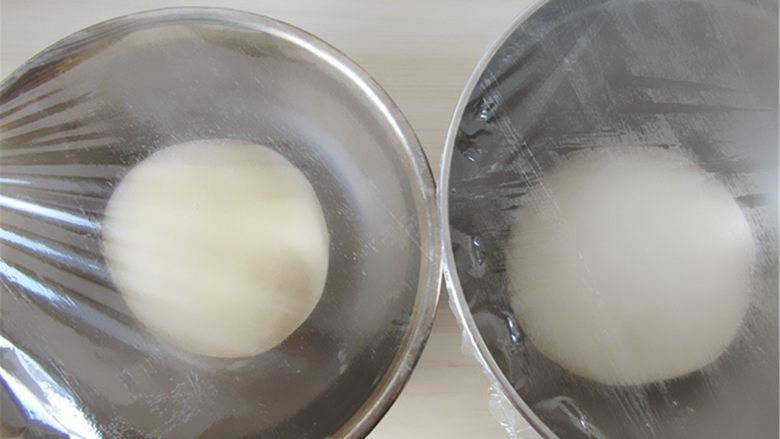 小鸡馒头,两个面团放盆中用保鲜膜蒙上,放入烤箱发酵至两倍大