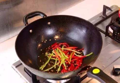 香辣土豆丝,下入<a style='color:red;display:inline-block;' href='/shicai/ 86474'>干辣椒</a>,青红椒煸炒