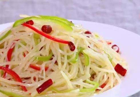 香辣土豆丝,盛盘,香辣土豆丝就做好了!这样炒的土豆丝一丝一丝的非常清爽,清香可口!