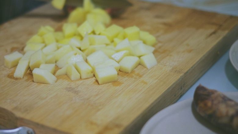 土豆香肠焖饭,土豆切小块，放入水中放着防止氧化，用前捞出沥干水