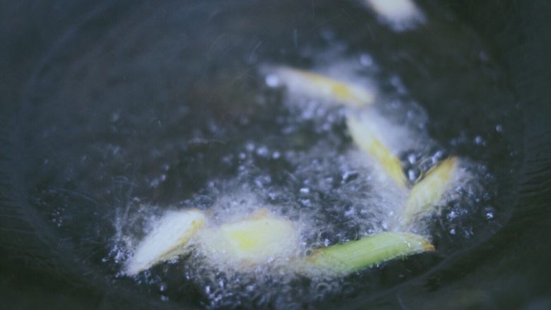 土豆香肠焖饭,食材准备完毕～开炒吧，热锅放油至七成热下葱姜爆香