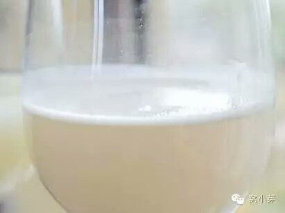 宝宝辅食:黑米馒头-12M+ ,小芽问答
发酵相关问题
1、如何判断发酵
》发酵成功:面团发酵成2倍大,用手指戳一个洞不会弹;面团内部组织的孔洞比较小,均匀细密。
》发酵过头:发过头的面团重碱,颜色会发黄发暗,甚至会有酸败的异味;而且面团内部组织的孔比较大,手指插进去,拔出来时,面团会泄气。
》没发酵到位:没有发酵好的面团,按下去是硬硬的,和刚揉好的面团差不多,用手指轻按一下,面团会凹陷一个小坑,但很快弹回;手指插进去面团,拔出手指,洞洞周围的面团会粘出来。
2、如何提高发酵的成功率
》<a style='color:red;display:inline-block;' href='/shicai/ 731'>酵母</a>加温水融化静置后使用:40C左右温水融化,然后静置10分钟,静置的过程也是<a style='color:red;display:inline-block;' href='/shicai/ 731'>酵母</a>活化的过程,10分钟后有效的<a style='color:red;display:inline-block;' href='/shicai/ 731'>酵母</a>在表面会形成一层小泡沫,如下图所示。特别建议第一次操作的同学用,如果熟练了,<a style='color:red;display:inline-block;' href='/shicai/ 731'>酵母</a>和<a style='color:red;display:inline-block;' href='/shicai/ 519'>面粉</a>直接加入也是可以的。
》发酵温度控制:家里烤箱有发酵功能的直接用烤箱,没有的覆盖保鲜膜,放在笼屉上,然后在蒸锅中加入半锅40度左右的温水,盖上锅盖发酵。
》做标志:面团发酵前和发酵后的大小状态自己要大致清楚。
3、<a style='color:red;display:inline-block;' href='/shicai/ 731'>酵母</a>的保存
》家用建议购买小袋的<a style='color:red;display:inline-block;' href='/shicai/ 731'>酵母</a>,然后密封冷藏保存。