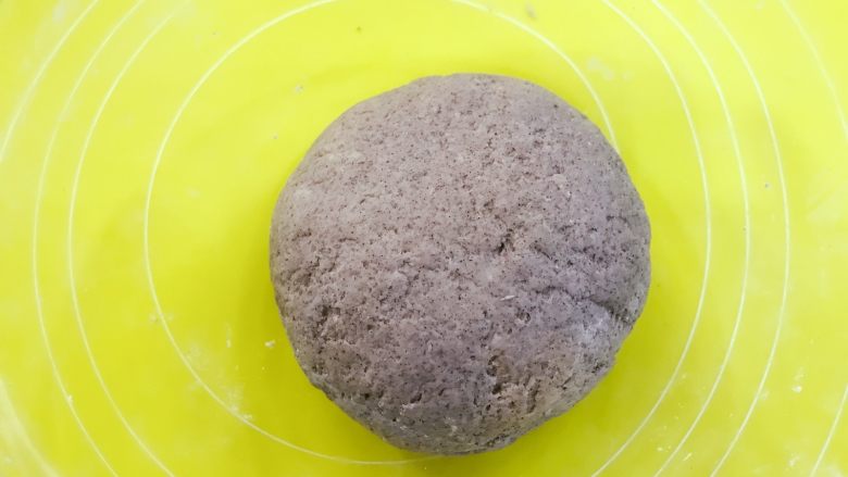 宝宝辅食:黑米馒头-12M+ ,然后用手将面团搓揉成较光滑的面团。
》未发酵前的面团表面有点粗糙的,没有关系的哈。