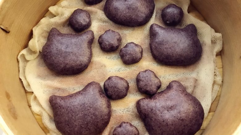 宝宝辅食:黑米馒头-12M+ ,还可以用其他饼干模具,做出你自己想要的样子哈,做法和上面一样,小喵咪造型小朋友应该很喜欢哦。