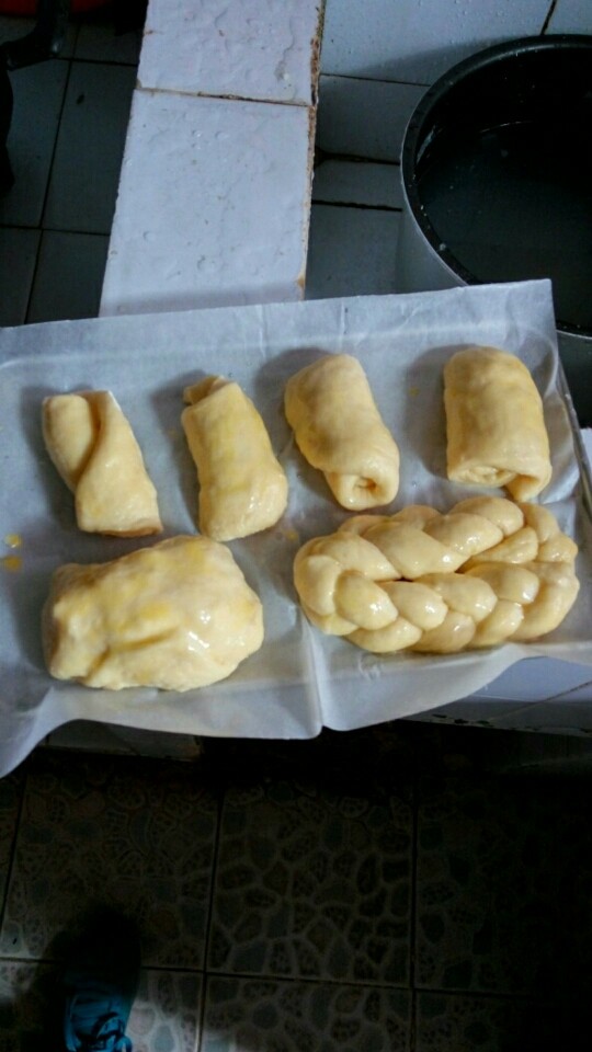 面包仔,做好造型后,表面涂一层黄油或者色拉油。会比较香。我还涂了一点点的鸡蛋液。