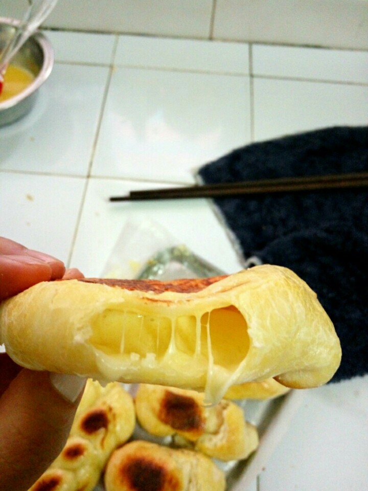 面包仔,加了芝士的面包。吃起来好像还不错。就是面包烤出来没有拉丝的状态,没有很松软的,比较硬