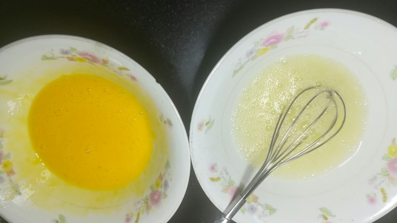 双椒火腿炒鸡蛋,鸡蛋中加少许盐和<a style='color:red;display:inline-block;' href='/shicai/ 718'>料酒</a>,用蛋抽打撒。