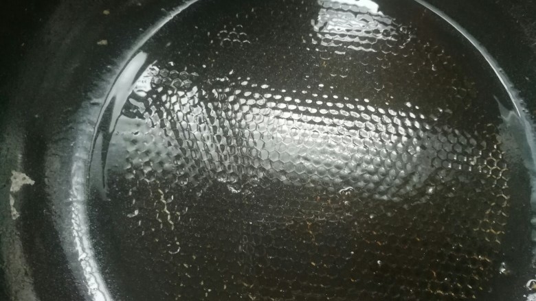 双椒火腿炒鸡蛋,不粘锅淋一点点油,端起晃动,让锅底均匀粘油。