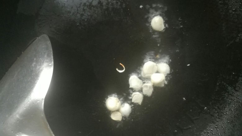 双椒火腿炒鸡蛋,另起一锅,热油下蒜煸香。