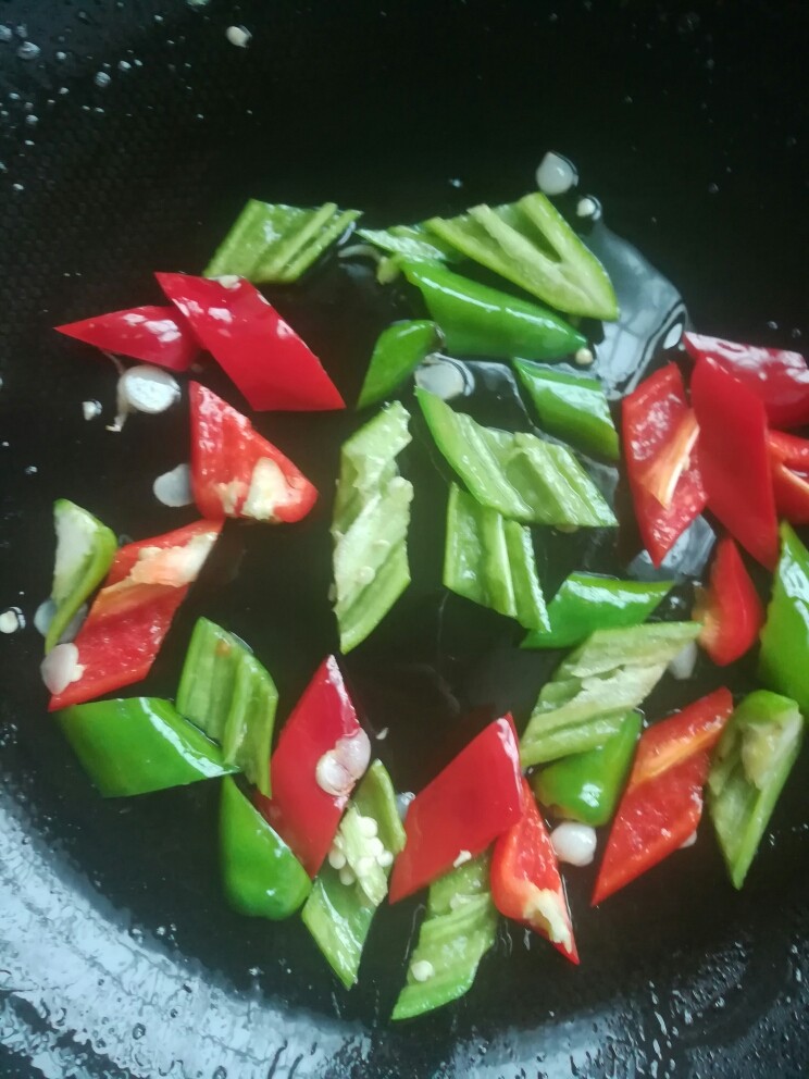 双椒火腿炒鸡蛋,下青红椒炒一分钟,撒一点点盐炒匀。
