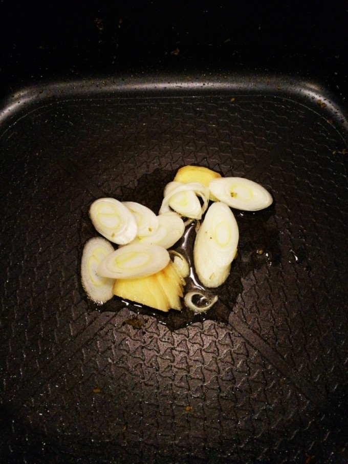 酸雪菜昂刺鱼鹌鹑蛋面,起油锅,葱姜爆香后关火