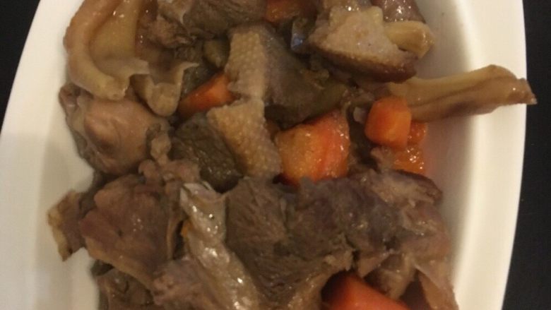 焖鸭肉,大功告成!开动咯!可以加点葱花颜值高点!