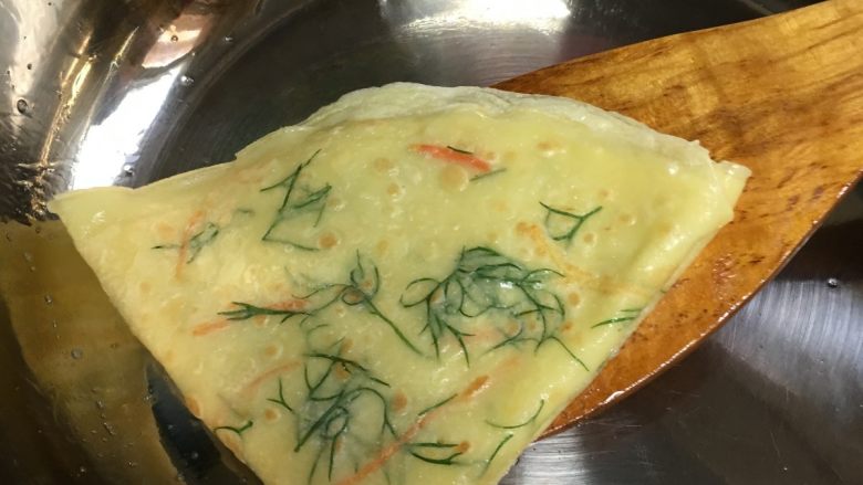 小茴香鸡蛋煎饼,再一个二分一对折后,出锅