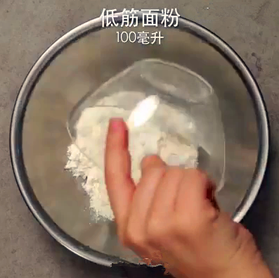 炸五花肉,先放入<a style='color:red;display:inline-block;' href='/shicai/ 548'>低筋<a style='color:red;display:inline-block;' href='/shicai/ 519'>面粉</a></a>100毫升