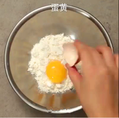 炸五花肉,加入鸡蛋