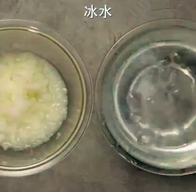 炸五花肉,再准备一盆冰水