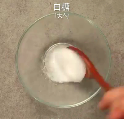 炸五花肉,加入<a style='color:red;display:inline-block;' href='/shicai/ 3729'>白糖</a>1大勺