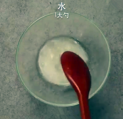 炸五花肉,水一大勺