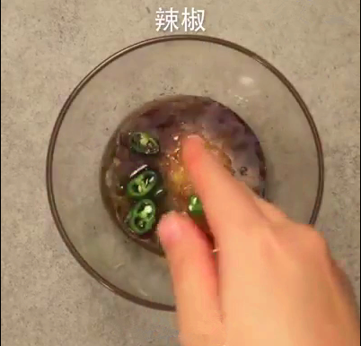 炸五花肉,再加入<a style='color:red;display:inline-block;' href='/shicai/ 62'>辣椒</a>、<a style='color:red;display:inline-block;' href='/shicai/ 3232'>香葱</a>少许