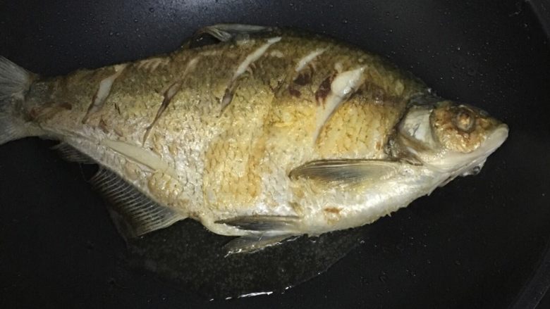 干烧武昌鱼,腌制好的鱼在抹上一层干淀粉,下锅煎制两面金黄捞出备用